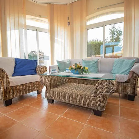Individual Con Piscina Privada En *